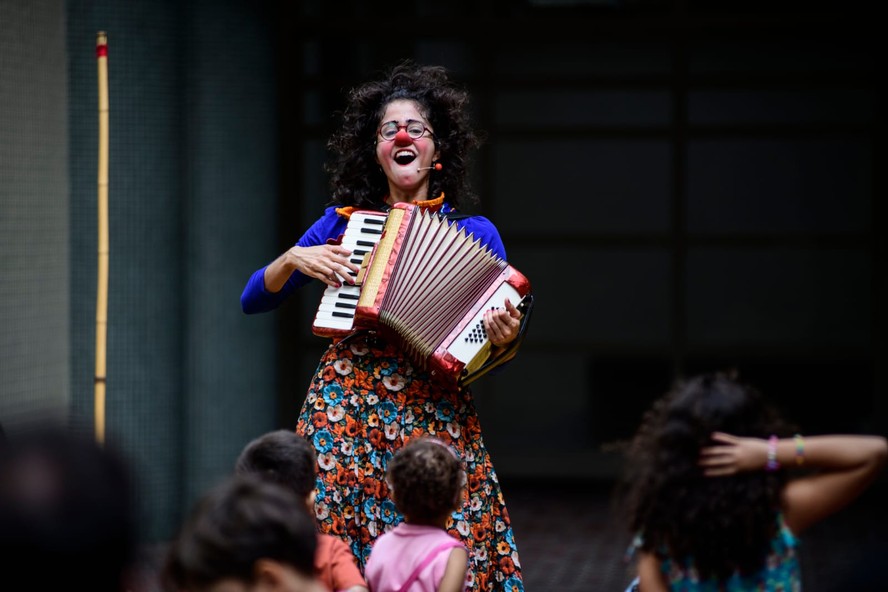 Nathalia Cantarino dá vida à palhaça Vitória Régia no espetáculo 'Comicidade feminina', que será exibido na Praça Afonso Pena, na Tijuca