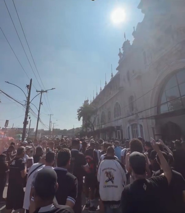Torcedores do Vasco realizam protesto contra decisão judicial que afastou Pedrinho e cobram venda da SAF; veja vídeos