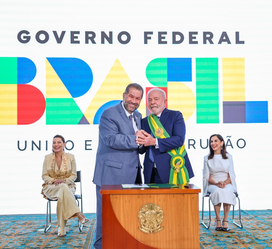 O ministro da Previdência, Carlos Lupi, é empossado por Lula