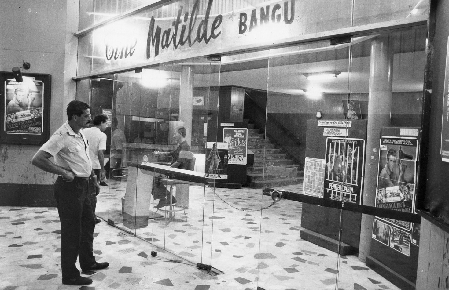 Cinema de Bangu, que já foi um dos mais modernos do Rio, recorreu a improviso para driblar calor do bairro na inauguração - Foto