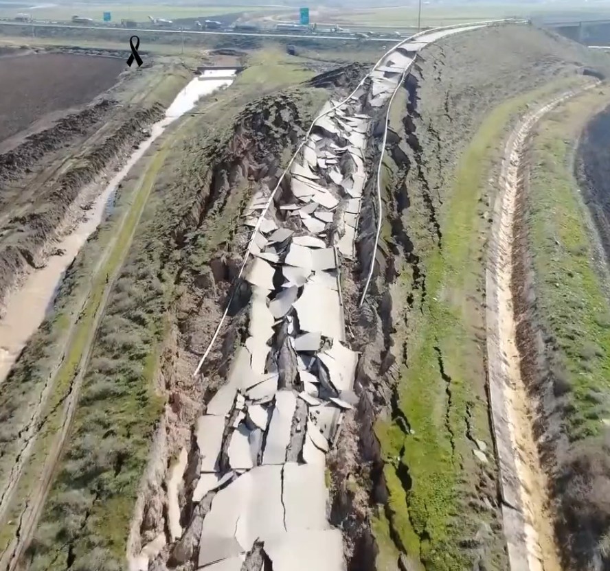 Terremoto abriu uma fenda no local onde passava uma rodovia na Turquia