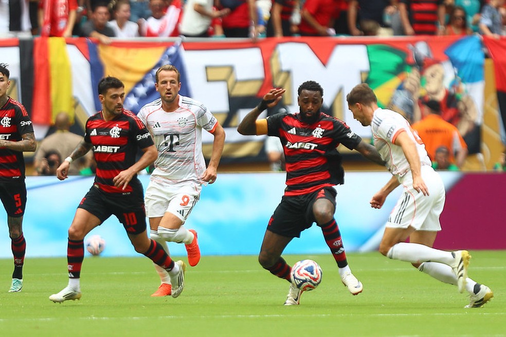 Gerson e Arrascaeta pelo Flamengo, contra o Bayern — Foto: Gilvan de Souza/Flamengo