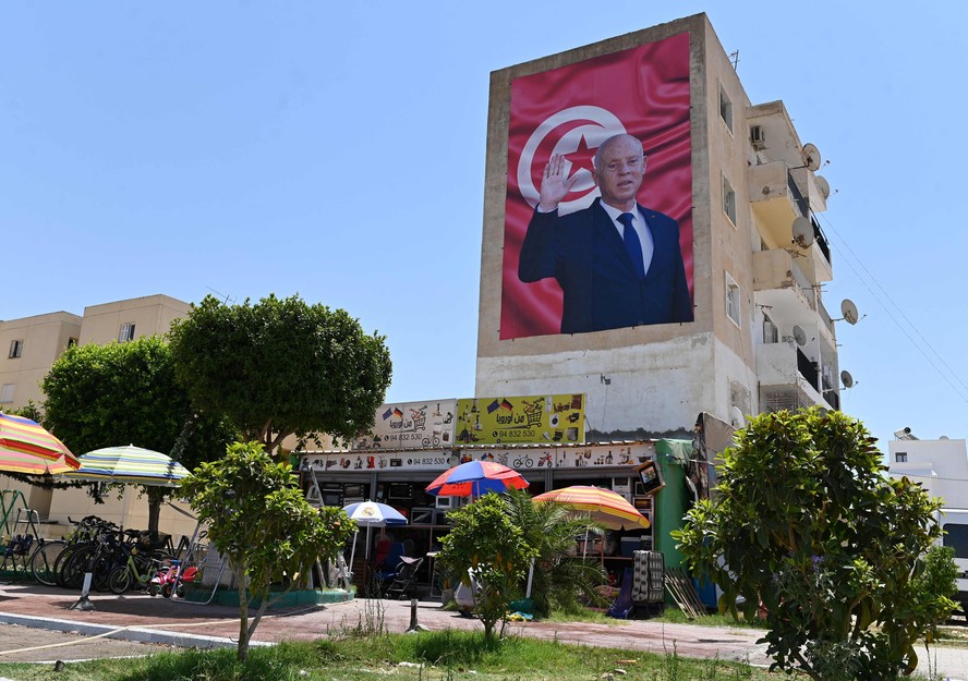 Mural com o presidente da Tunísia, Kais Saied, instalado em prédio de Kairouan, na região central do país