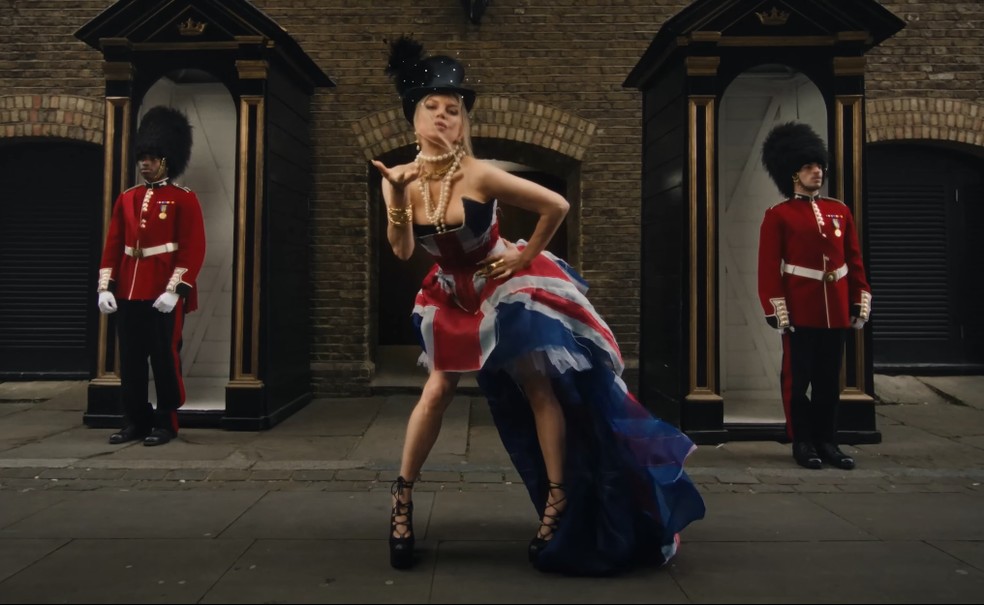 "London Bridge": Clipe da cantora Fergie relançado pela Netlix reune diversas referências à cultura do Reino Unido — Foto: Reprodução / Netflix