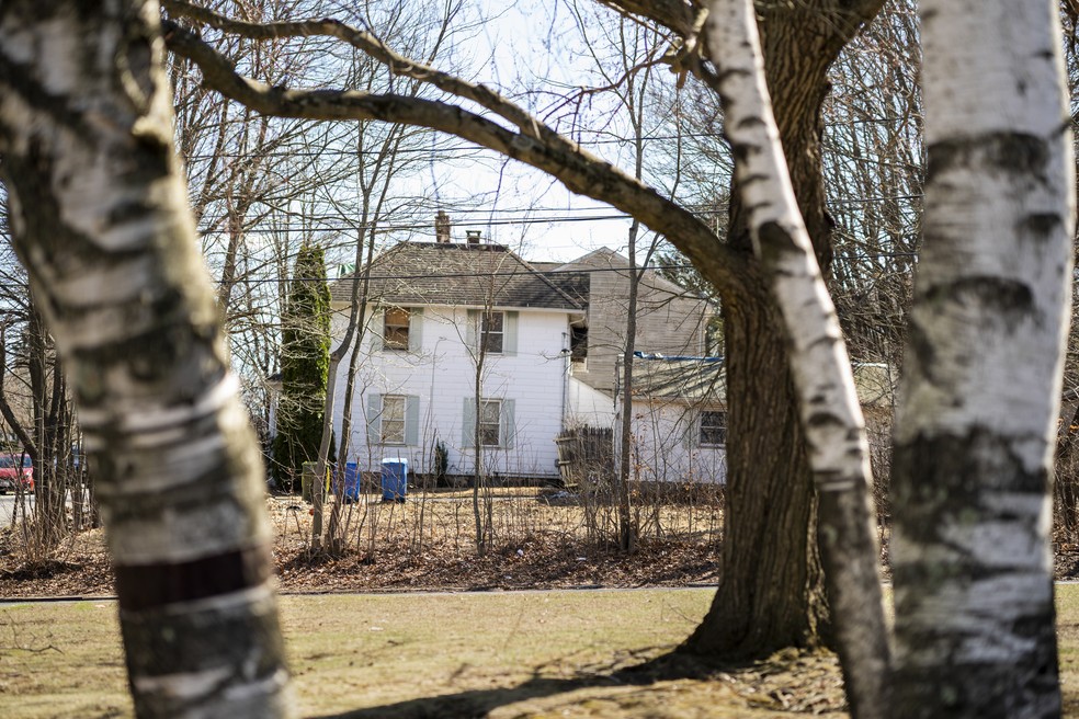 Equipe de resgate atendeu a um incêndio e encontraram a vítima, que teria ficado presa em um pequeno quarto por duas décadas — Foto: Christopher Capozziello/The New York Times