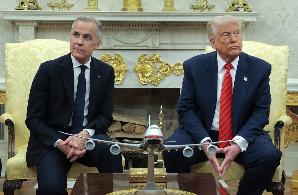 Mark Carney, primeiro ministro do Canadá, e Donald Trump, presidente americano em encontro na Casa Branca — Foto: Bloomberg