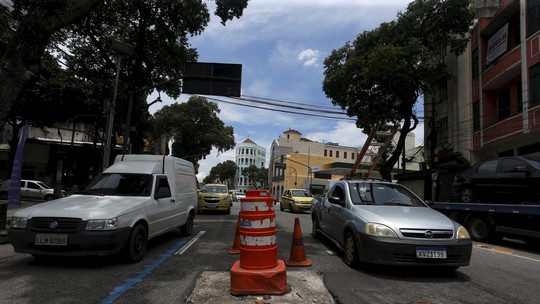 Prefeitura do Rio vai nivelar tampões de bueiros e acabar com o 'solavanco' nas ruas Prefeitura do Rio vai nivelar tampões de bueiros e acabar com o 'solavanco' nas ruas