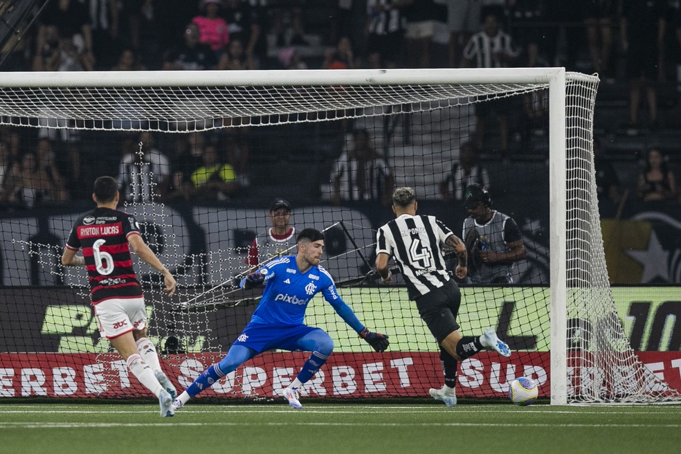 Ponte abriu o placar da goleada do Botafogo por 4 a 1 sobre o Flamengo — Foto: Guito Moreto/Agência O Globo