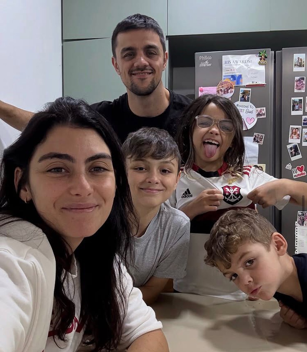 Felipe Simas with his wife and children — Photo: Reproduction/Instagram