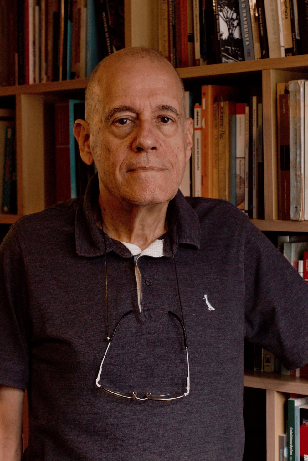 Paulo Henriques Britto, que completa 75 anos este ano, em sua casa na Gávea. — Foto: Letícia Guimarães