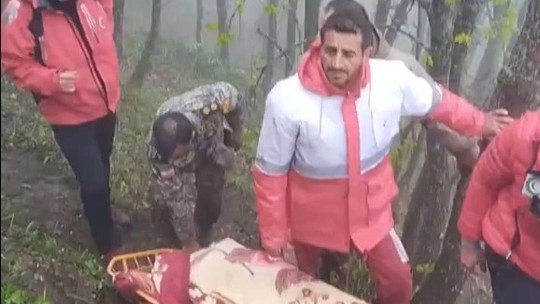 Vídeo mostra resgate dos corpos de autoridades do Irã após 12 horas de buscas pelo helicóptero que caiu