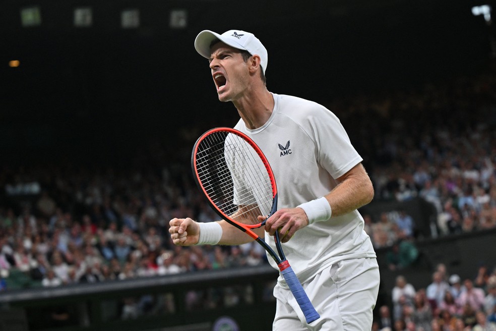Andy Murray em jogo do Torneio de Wimbledon — Foto: Glyn KIRK / AFP