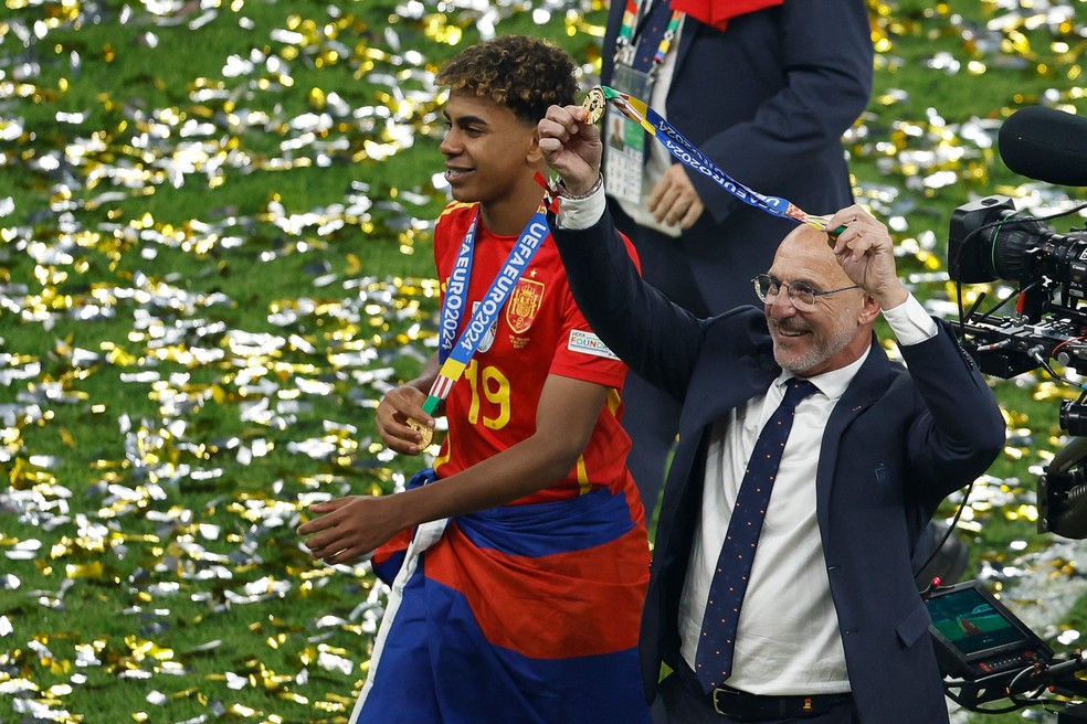 Luis de la Fuente comemora com Yamal após título da Euro 2024 — Foto: Odd ANDERSEN / AFP