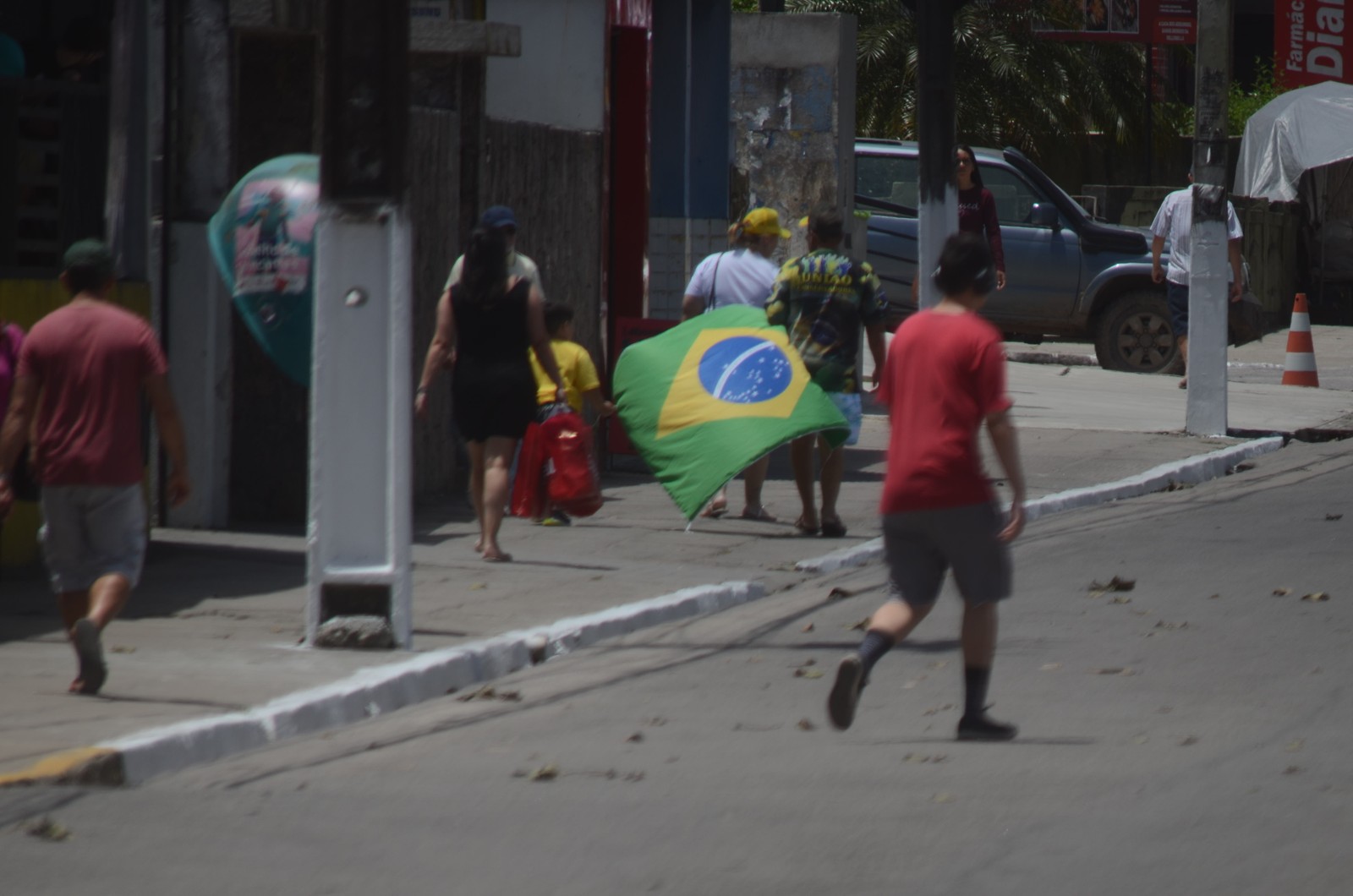 Morador de Garanhuns (PE) segurando uma bandeira do Brasil