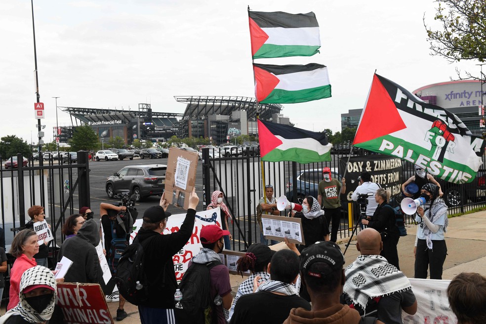 Manifestantes se aglomeram perto do Lincoln Financial Field durante o show de Ed Sheeran &mdash; Foto: Matthew Hatcher / AFP