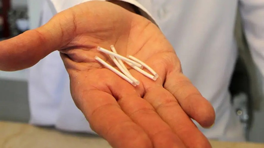 Saiba os riscos dos 'chips da beleza', suspensos pela Anvisa ap&oacute;s aumento  de queixas