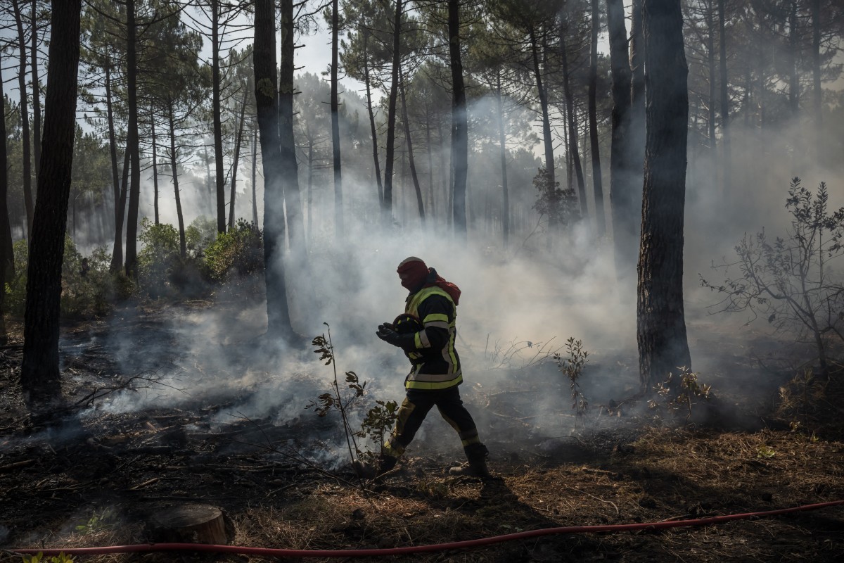 Avanço de incêndios desacelera, mas França e Espanha ainda enfrentam horas decisivas para conter o fogo