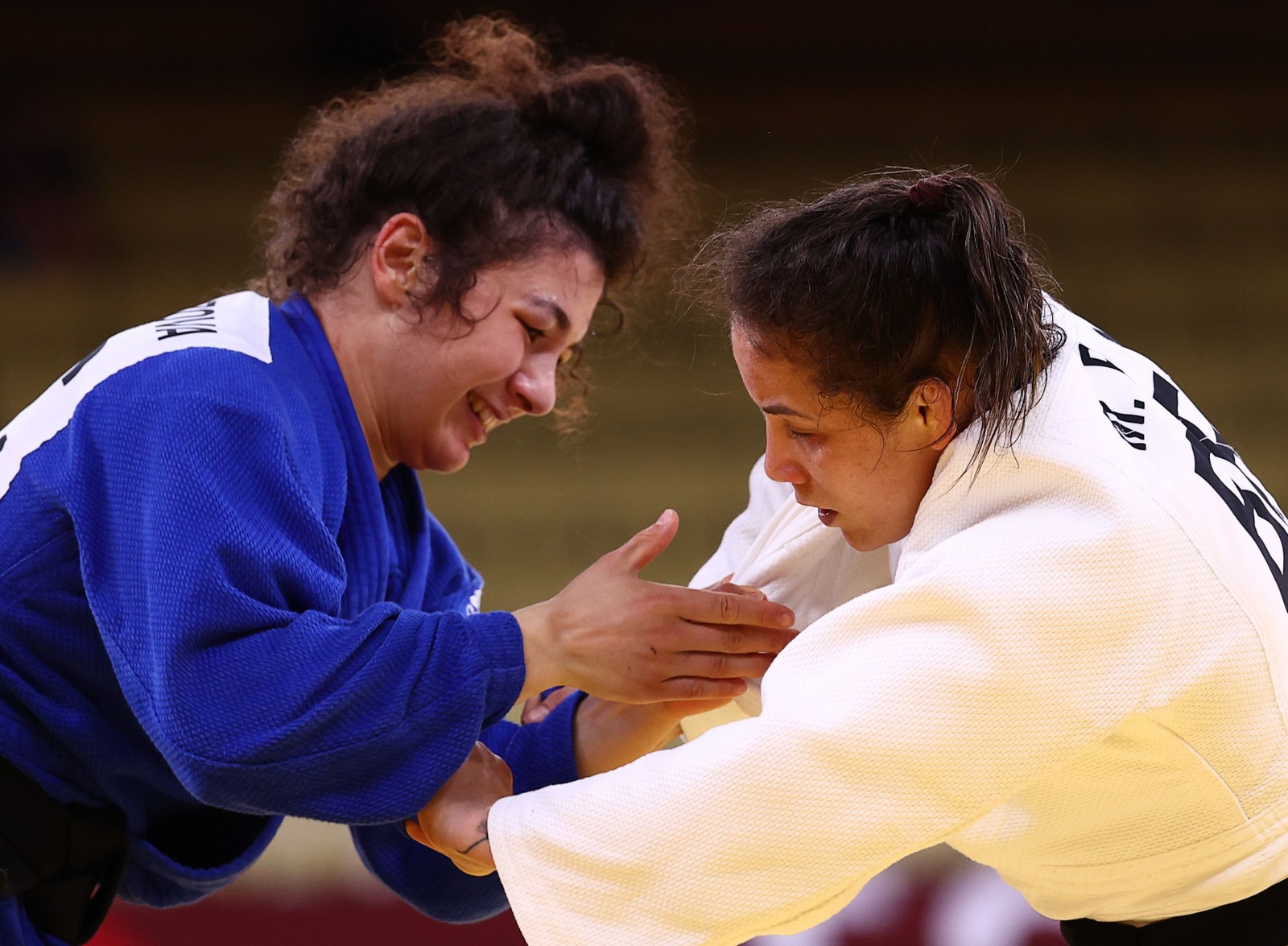 Maria Portela (branco) foi eliminada dos Jogos de Tóquio, após receber um terceiro shido por falta de combatividade na luta contra Medina TaimazovaREUTERS