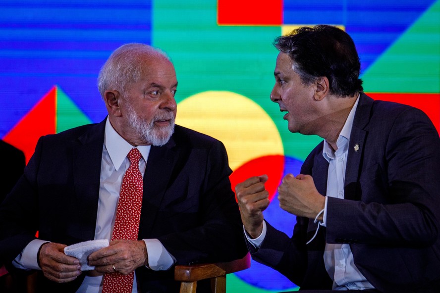 Presidente Lula com Camilo Santana, ministro da Educação