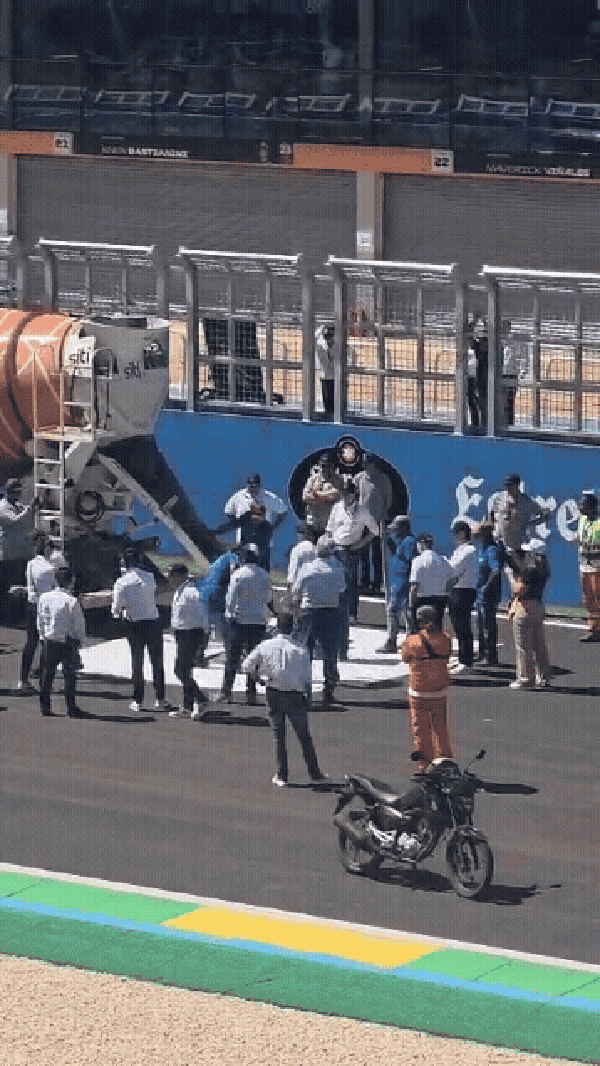 Organização da Moto GP fazendo a manutenção do autódromo Internacional Ayrton Senna, em Goiânia — Foto: Tatiana Furtado / O GLOBO